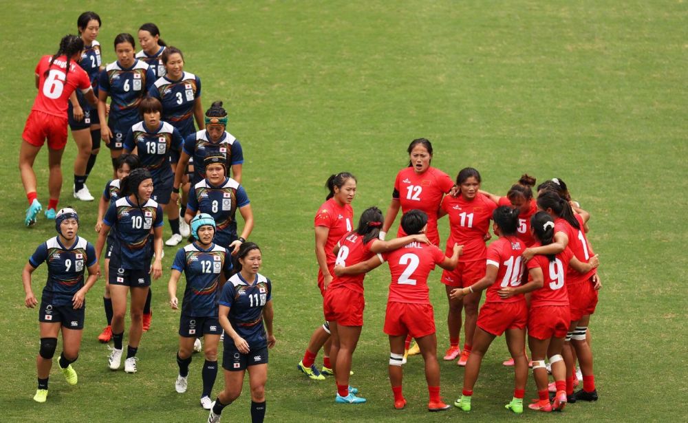 意大利女足选手在国际比赛中勇敢拼搏