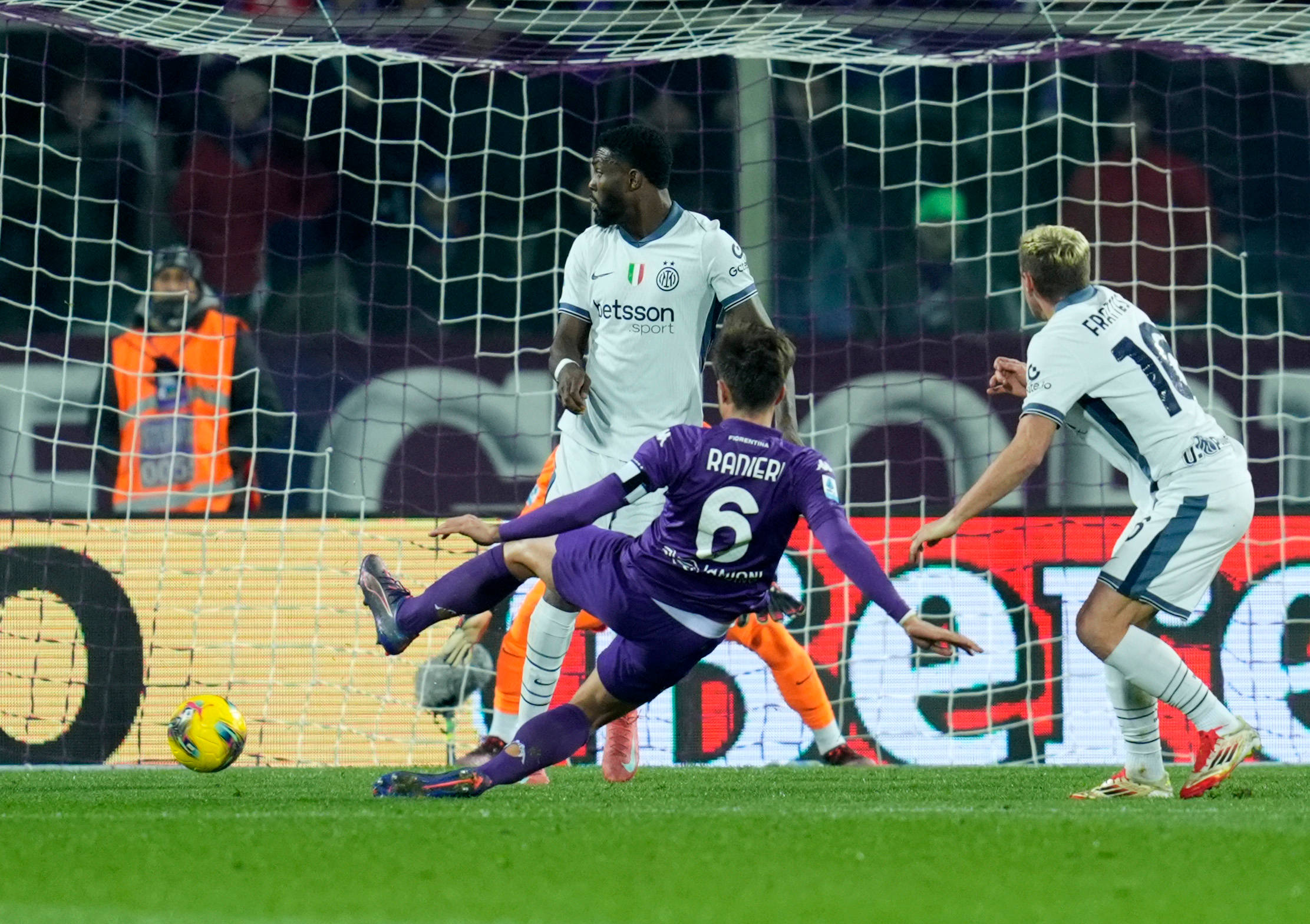 包含佛罗伦萨主场2-0击败AC米兰的词条