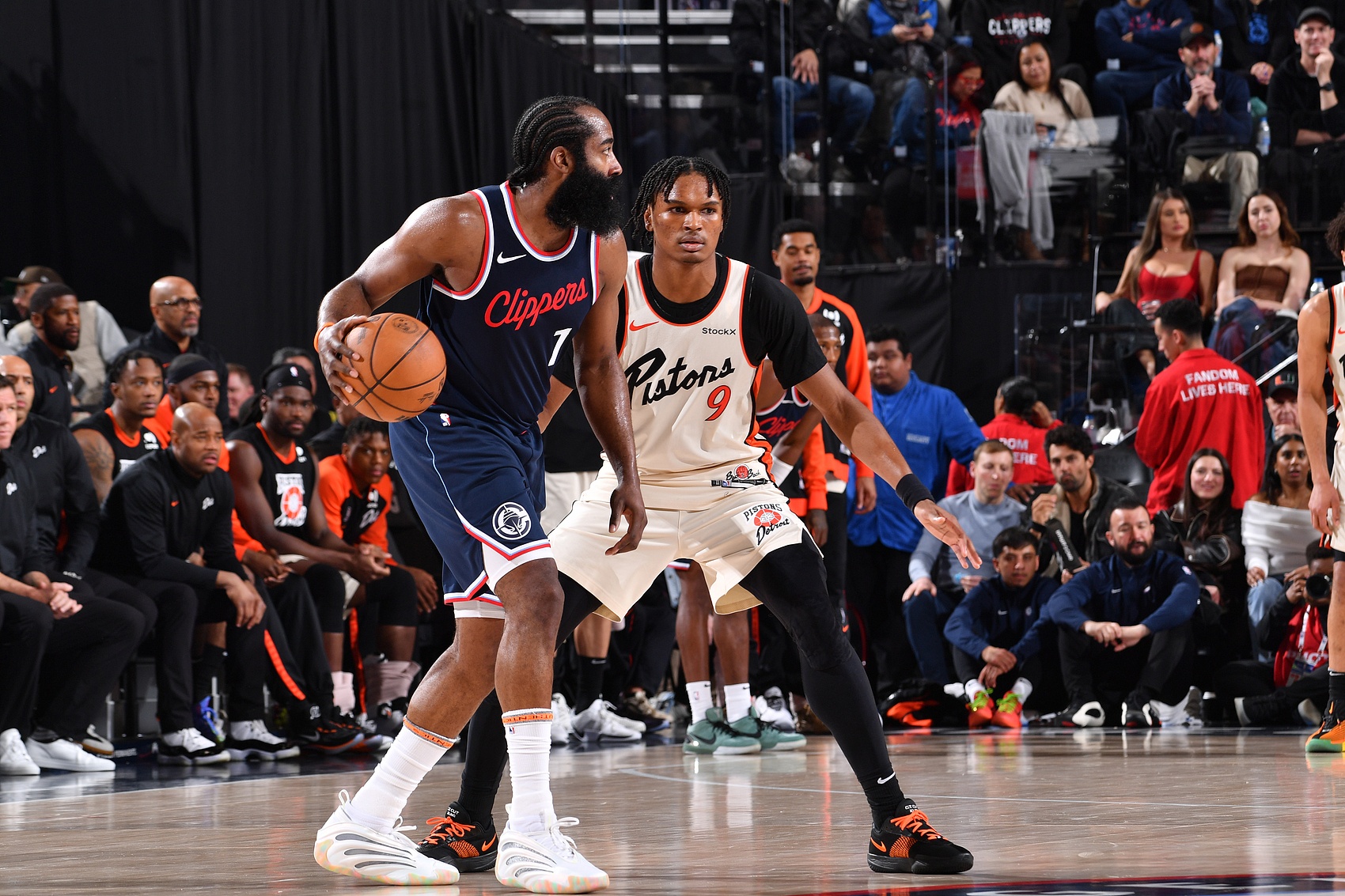 包含快船状态回勇，胜利主要靠中锋组合的词条