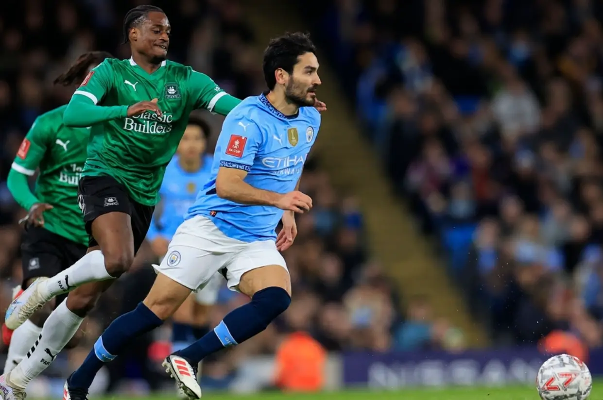 开云体育直播-曼城球员表现亮眼，助球队晋级下一轮比赛