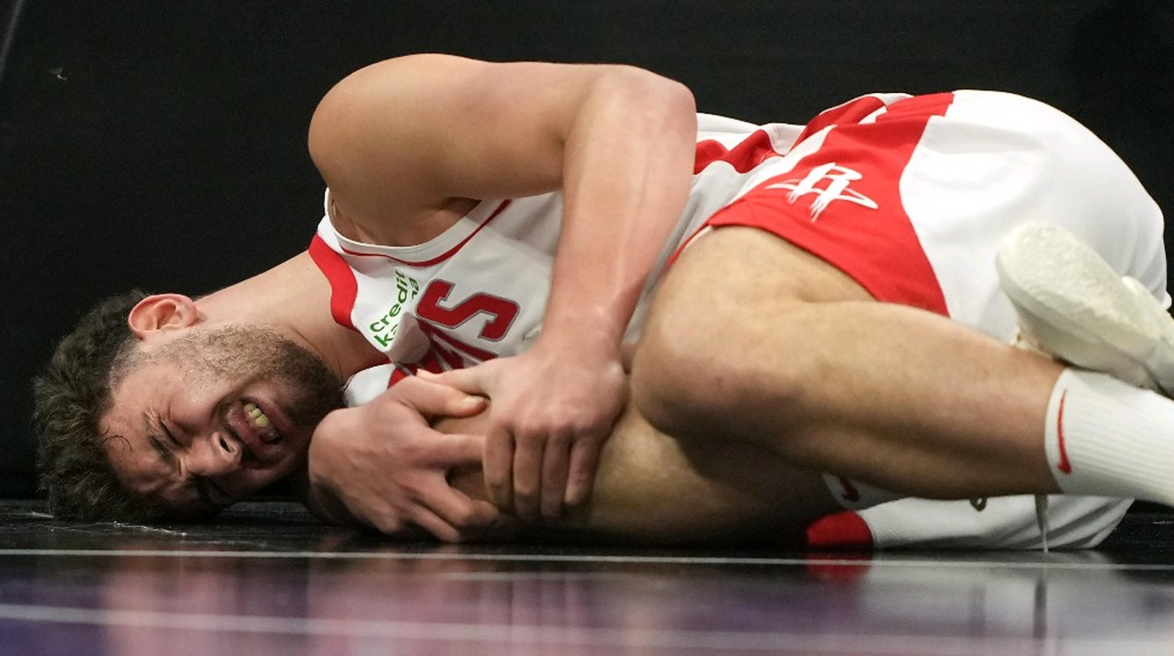 球员受伤的消息引起球迷关注